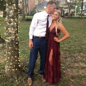 Tulle overlay maxi. Burgundy color. Adjustable straps. Hemmed to 5’2 with heels